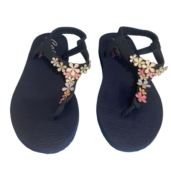 CALI FROM SKECHERS - SIZE 10 - YOGA FOAM - NAVY BLUE FLORAL DETAIL ON T-STRAP S2 - Picture 1 of 6